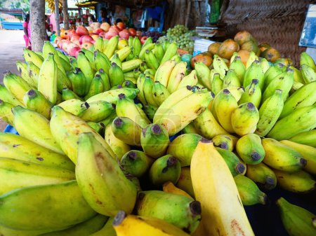  Lebendiges Bündel grüner Bananen auf lokalem Markt. 