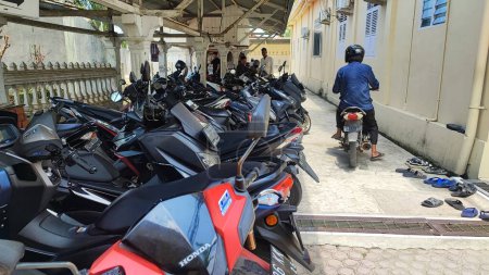 Téléchargez les photos : Aceh, Indonésie 17 mars 2023 : Motos garées dans la cour de la mosquée Syuhada Bayu. Aceh Nord, province d'Aceh, Indonésie, le 17 mars 2023 - en image libre de droit