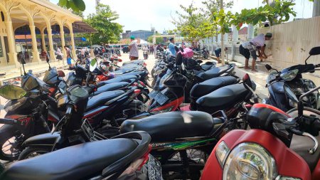 Téléchargez les photos : Aceh, Indonésie 17 mars 2023 : Motos garées dans la cour de la mosquée Syuhada Bayu. Aceh Nord, province d'Aceh, Indonésie, le 17 mars 2023 - en image libre de droit