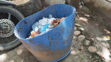 Téléchargez les photos : Une poubelle remplie d'ordures est située dans une mosquée à Aceh - en image libre de droit