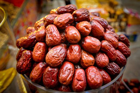 Téléchargez les photos : Dans le Grand Bazar du Xinjiang, une tasse pleine d'énormes dattes rouges et de fruits secs - en image libre de droit