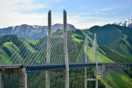 Foto de El puente de Guozigou es un puente con cable situado en Xinjiang, China.. - Imagen libre de derechos
