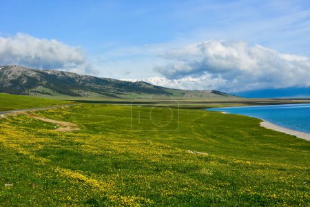 Foto de Las montañas y aguas alrededor del lago Tarim son un paisaje único y hermoso que vale la pena experimentar - Imagen libre de derechos