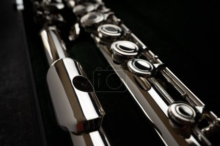 Téléchargez les photos : Le son de la flûte est mélodieux et enivrant - en image libre de droit