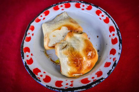 Téléchargez les photos : Mouton petits pains cuits au four à Kashgar, Xinjiang est une délicieuse collation locale - en image libre de droit