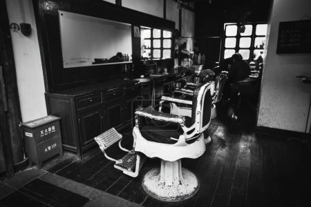 Téléchargez les photos : Salon de coiffure traditionnel dans la ville antique, Zhejiang, Chine - en image libre de droit