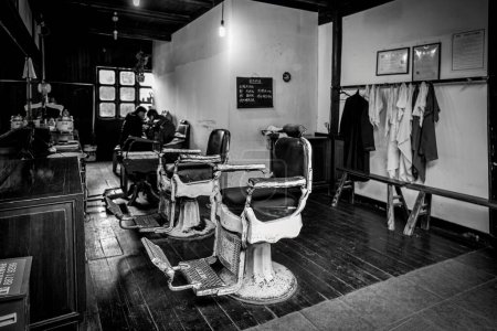 Téléchargez les photos : Salon de coiffure traditionnel dans la ville antique, Zhejiang, Chine - en image libre de droit