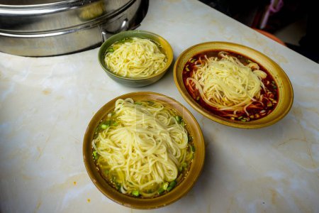 Téléchargez les photos : La soupe aux nouilles de poulet et les nouilles de porc braisées sont des aliments nutritifs et abordables en Asie. - en image libre de droit