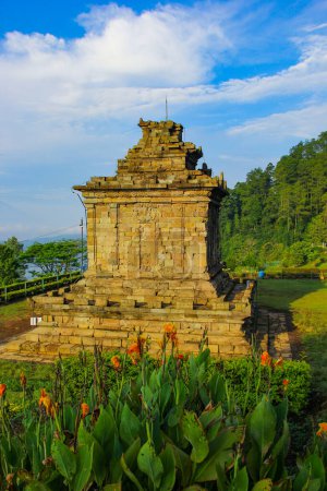 Foto de Sitio del templo songo de Gedong en la mañana con cielo azul - Imagen libre de derechos