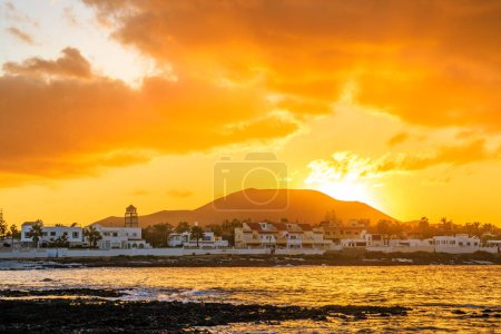 Foto de Puesta de sol en Playa Vista Lobos, larga exposición al mar, playa de lava Corralejo, Islas Canarias, España - Imagen libre de derechos