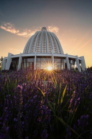 Foto de El Bahaitum, la Iglesia del Templo o la Casa de Adoración detrás de campos de lavanda florecientes con estrella del sol en la mañana. Hofheim, Taunus, Alemania - Imagen libre de derechos