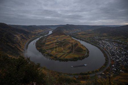 Foto de El Mosela Loop, un hermoso río en Alemania, hace un bucle de 180 grados. con viñedos y un gran paisaje e iluminación por la mañana - Imagen libre de derechos