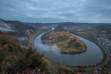 Foto de El Mosela Loop, un hermoso río en Alemania, hace un bucle de 180 grados. con viñedos y un gran paisaje e iluminación por la mañana - Imagen libre de derechos