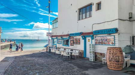 Foto de Hermosas casas blancas típicas frente al mar, puerto de Corralejo por la mañana, Provincia de Las Palmas, Fuerteventura, Islas Canarias España - Imagen libre de derechos
