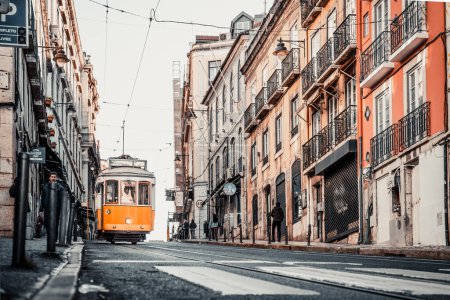 Foto de Elevador da Bica un tranvía, o ascensor, para superar las diferencias de altura. Calle y edificios antiguos en Lisboa, Portugal - Imagen libre de derechos