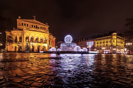 Foto de Alte Oper en Fráncfort del Meno por la noche. hermosa foto del edificio histórico en Alemania a la hora azul. Lluvia de caída y suelo húmedo - Imagen libre de derechos