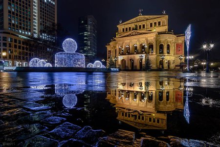 Foto de Alte Oper en Fráncfort del Meno por la noche. hermosa foto del edificio histórico en Alemania a la hora azul. Lluvia de caída y suelo húmedo - Imagen libre de derechos