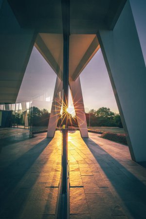 Téléchargez les photos : Temple Bahai en Allemagne Hessen Hofheim au lever du soleil. Belle lumière et belles photos - en image libre de droit