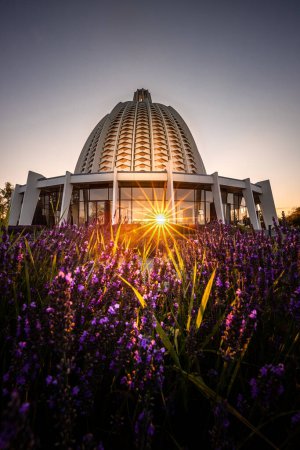 Foto de Templo Bahai en Alemania Hessen Hofheim al amanecer. Buena luz y grandes fotos - Imagen libre de derechos