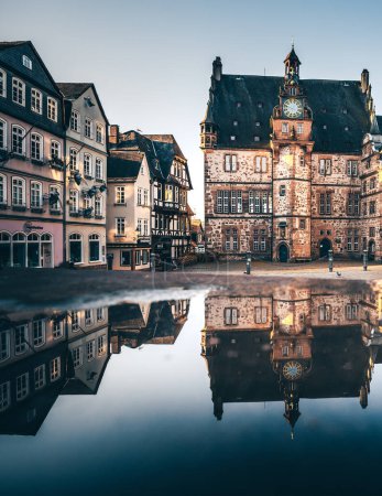 Foto de La hermosa ciudad universitaria de Marburg an der Lahn. Gran casco antiguo histórico con muchas casas de entramado de madera y pequeños callejones. Casa de ruedas, plazas e iglesia, todo histórico y fotografiado - Imagen libre de derechos