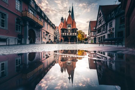Das schöne historische Dorf in Hessen heißt Michelstadt. Hier sieht man einen Teil der Altstadt mit ihren gotischen Fachwerkhäusern, das Radhaus am Morgen im Sonnenaufgang