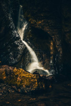 Foto de Cascada en la naturaleza. Bonita larga exposición de una cascada, un río cayendo en cascada por una roca. - Imagen libre de derechos