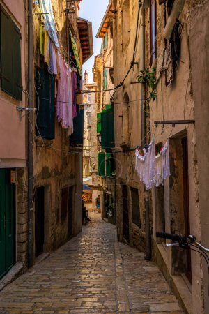 Foto de La ciudad de Rovinj en la región de Croacia de Istria. un hermoso casco antiguo justo al lado del mar, con un puerto y muchas pequeñas calles estrechas. Casas antiguas. - Imagen libre de derechos