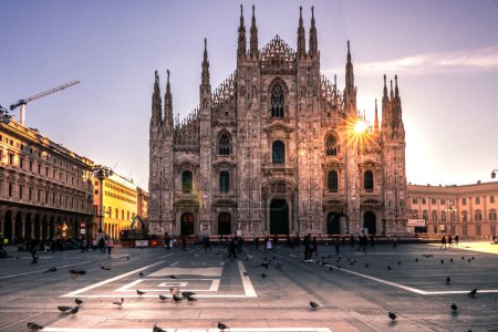 Téléchargez les photos : Cathédrale de Milan au lever du soleil, le soleil se couche au dôme d'une étoile de soleil. belle et presque déserte - en image libre de droit