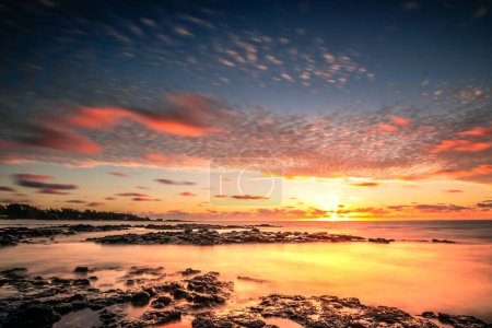 Foto de Playa en Mauricio África. se pueden encontrar estas playas al amanecer con vistas al mar en esta isla - Imagen libre de derechos