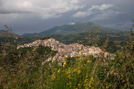 Téléchargez les photos : Belle vue sur la ville blanche, village de montagne méditerranéen en pleine nature, Rivello, Campanie, Salerne, Italie - en image libre de droit