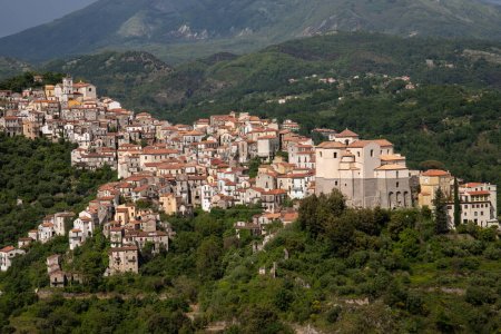 Hermosa vista de la Ciudad Blanca, pueblo mediterráneo de montaña en medio de la naturaleza, Rivello, Campania, Salerno, Italia