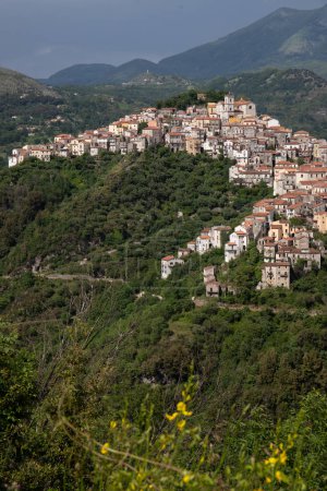 Téléchargez les photos : Belle vue sur la ville blanche, village de montagne méditerranéen en pleine nature, Rivello, Campanie, Salerne, Italie - en image libre de droit