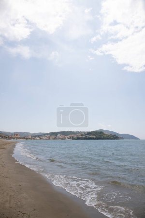 Foto de Costa y playa, en el mar Mediterráneo. avenidas en el mar de Polla, Campania, Salerno, Italia - Imagen libre de derechos