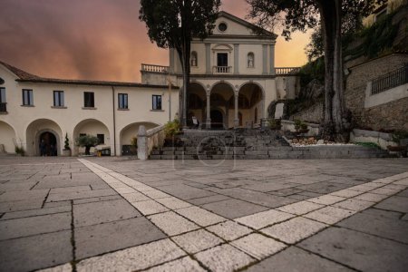 Foto de Pueblo de montaña italiano, Iglesia de San Antonio en Polla, Campania, Salerno, Italia - Imagen libre de derechos