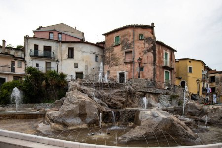Foto de Pueblo de montaña italiano, el casco antiguo con las casas históricas y calles estrechas en Polla, Campania, Salerno, Italia - Imagen libre de derechos