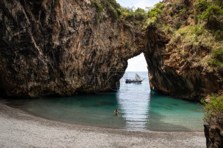 Foto de Hermosa playa oculta. La gruta del Saraceno está en primera línea de mar Salerno, Campania, Salerno, Italia - Imagen libre de derechos