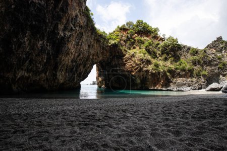 Foto de Hermosa playa oculta. La gruta del Saraceno está en primera línea de mar Salerno, Campania, Salerno, Italia - Imagen libre de derechos