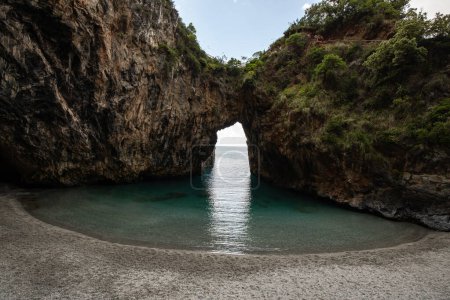 Schöner versteckter Strand. Die Saraceno-Grotte liegt direkt am Meer Salerno, Kampanien, Salerno, Italien