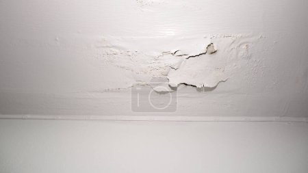 Téléchargez les photos : Plafond de la maison fissuré, fuite d'eau à l'intérieur de la maison, fuites de plomberie. - en image libre de droit