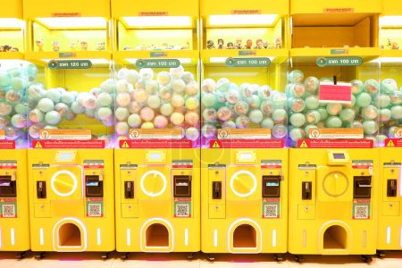 Foto de CHANTHABURI, TAILANDIA - 26 DE MARZO DE 2023: Máquinas expendedoras Gachapon de cápsulas y juguetes en centros comerciales. - Imagen libre de derechos