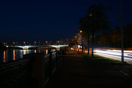 Téléchargez les photos : Pont nocturne à travers une grande rivière. Il est éclairé par des projecteurs. Vidéo de bonne qualité - en image libre de droit