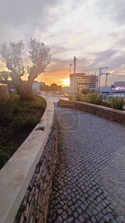 Téléchargez les photos : Coucher de soleil au Portugal dans le contexte de la construction d'un bâtiment à plusieurs étages. Photo de haute qualité - en image libre de droit