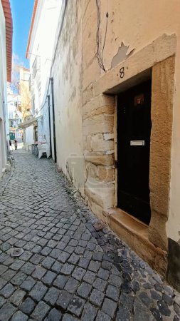Téléchargez les photos : L'ancienne ruelle et l'entrée de la maison. Porte antique en pierre naturelle. Photo de haute qualité - en image libre de droit