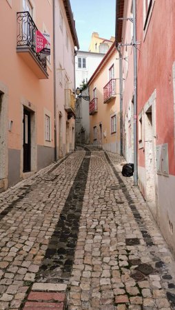 Téléchargez les photos : Une ruelle étroite à Lisbonne où les gens marchent. Photo de haute qualité - en image libre de droit
