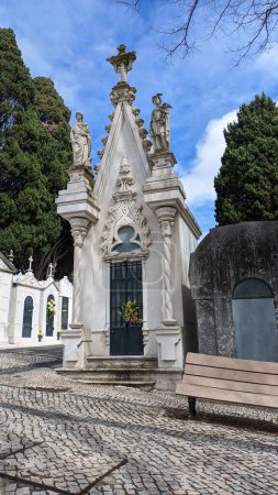 Téléchargez les photos : Belle crypte grande et haute avec des statues sur le dessus du cimetière de Lisbonne. Photo de haute qualité - en image libre de droit