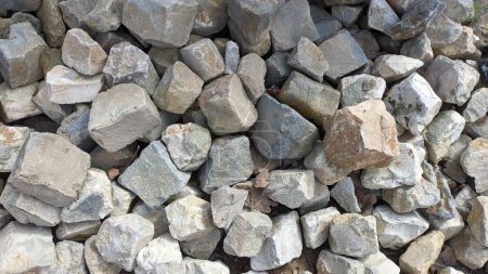 Téléchargez les photos : Pile de pierres blanches carrées pour trottoirs portugais pierre blanche pour trottoirs en lisbon - en image libre de droit