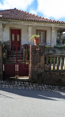 Téléchargez les photos : 10.03.2023 Destination touristique et randonnée dans l'ouest de la vieille maison de campagne dans la ville de Sintra au Portugal à flanc de montagne - en image libre de droit