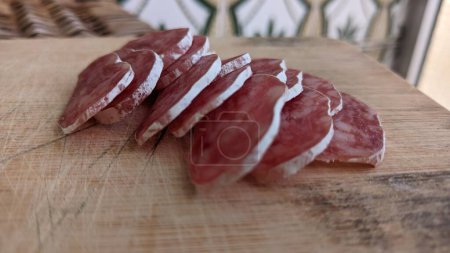 Téléchargez les photos : Produit de viande séchée à base de porc aux épices aromatiques et recouvert de moisissure noble Fuete - en image libre de droit