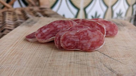 Téléchargez les photos : Produit de viande séchée à base de porc aux épices aromatiques et recouvert de moisissure noble Fuete - en image libre de droit