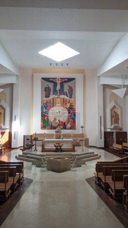 Téléchargez les photos : La fenêtre au centre du plafond de l'église et la conception de l'intérieur de l'église à l'intérieur de l'église catholique photo - en image libre de droit